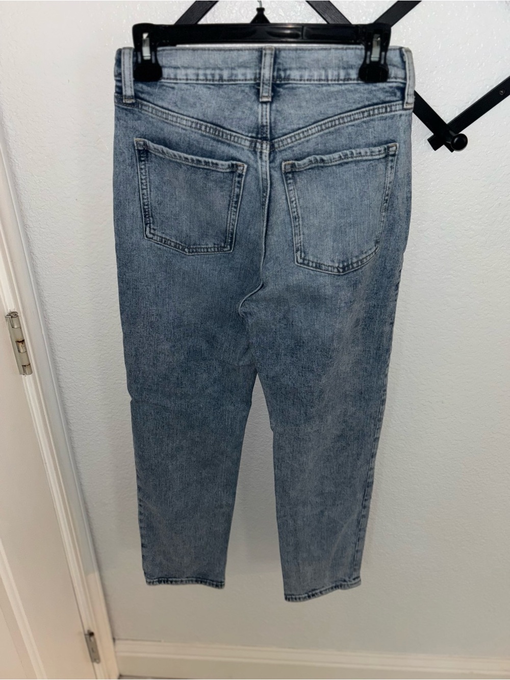 Old Navy Sky Hi Straight Jeans Distressed High Rise Light Wash Size 2 - Picture 4 of 4
